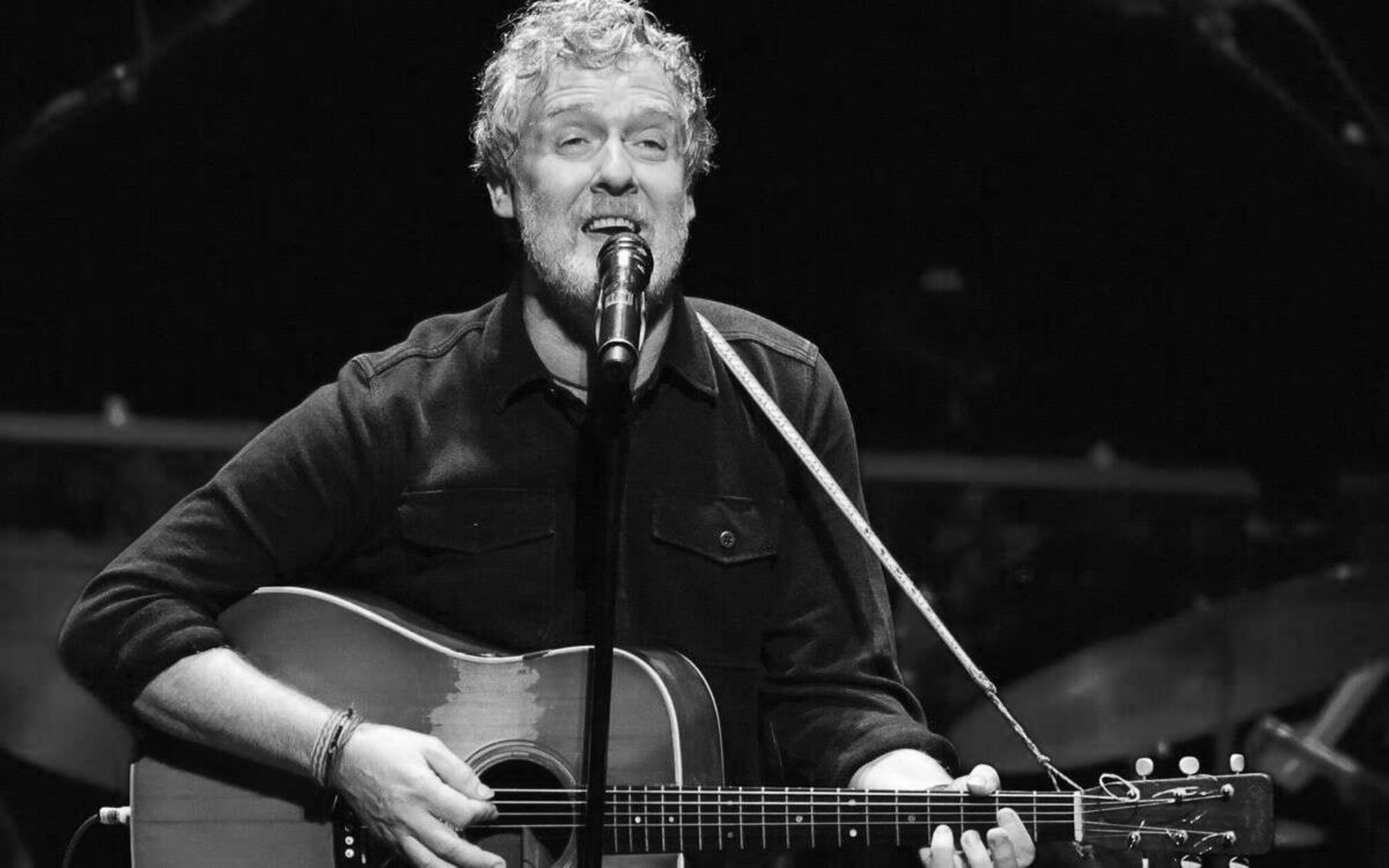 Trauer um <b>Glen Hansard</b>: Der irische Musiker und Schauspieler ist am 29. Juli im Alter von 56 Jahren bei einem Motorradunfall in Dublin gestorben. Hansard begann seine Karriere als Straßenmusiker und erlangte mit der Band "The Frames" sowie dem Film "Die Commitments" erste Bekanntheit. Den internationalen Durchbruch feierte er 2007 mit dem Musikdrama "Once". Für den Filmsong "Falling Slowly", den er mit Markéta Irglová schrieb, gewann er 2008 einen Oscar. Der Song erreichte 2011 nach einem Cover bei The Voice of Germany erstmals die deutschen Charts.