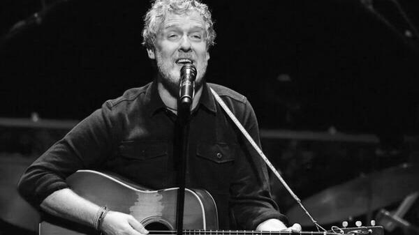 Trauer um <b>Glen Hansard</b>: Der irische Musiker und Schauspieler ist am 29. Juli im Alter von 56 Jahren bei einem Motorradunfall in Dublin gestorben. Hansard begann seine Karriere als Straßenmusiker und erlangte mit der Band "The Frames" sowie dem Film "Die Commitments" erste Bekanntheit. Den internationalen Durchbruch feierte er 2007 mit dem Musikdrama "Once". Für den Filmsong "Falling Slowly", den er mit Markéta Irglová schrieb, gewann er 2008 einen Oscar. Der Song erreichte 2011 nach einem Cover bei The Voice of Germany erstmals die deutschen Charts.