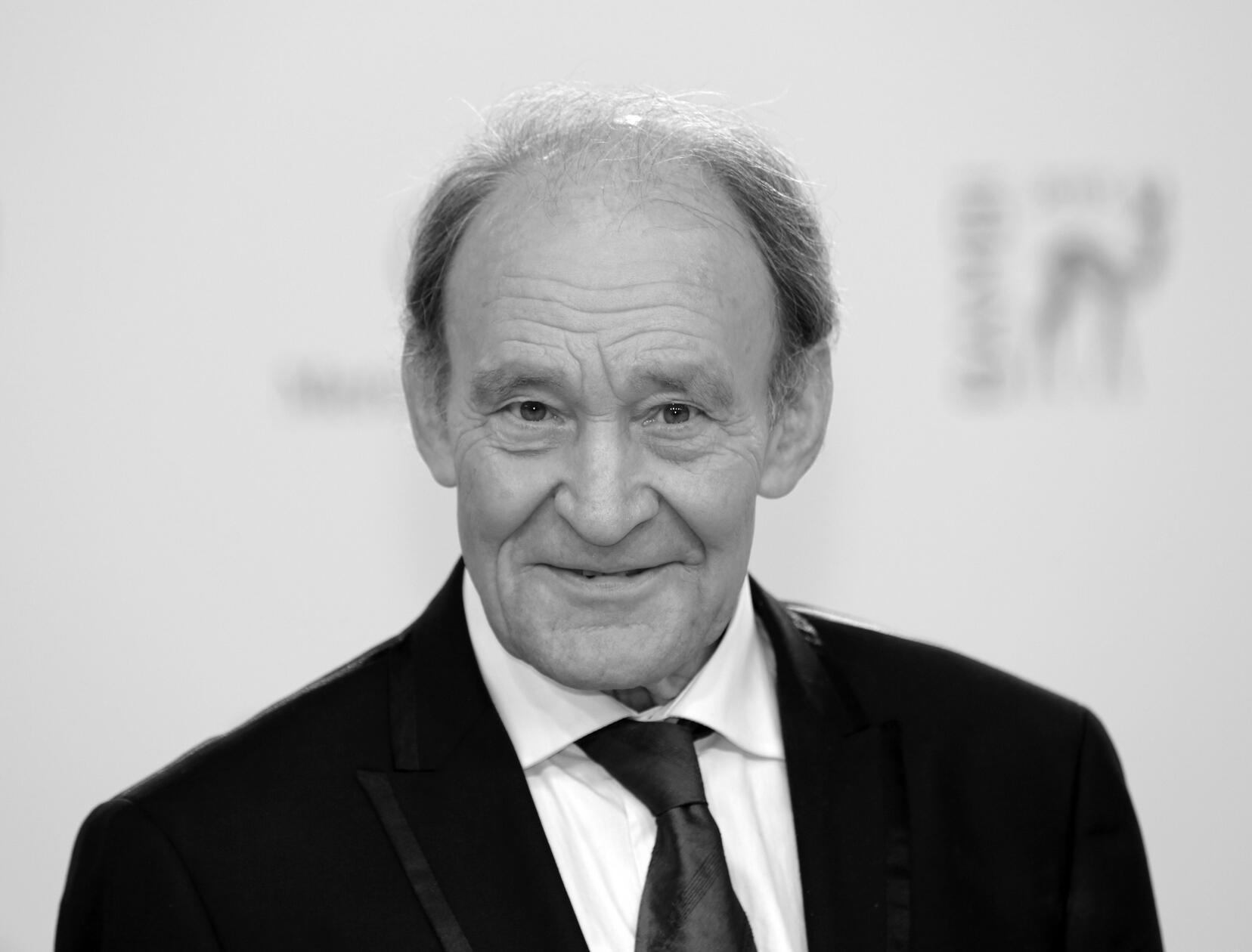 Der deutsche Schauspieler <b>Michael Mendl</b> ist Medieninformationen zufolge vor oder am 5. September 2026 im Alter von 82 Jahren gestorben. Mendl prägte seit den 1970er-Jahren die Fernsehlandschaft, der Aufwind erfolgte in den 90ern. 2004 spielte er im oscar-nominierten Film "Der Untergang" den General Helmut Weidling. Auch Altbundeskanzler Willy Brandt verkörperte er oder spielte unter anderem in mehreren "Tatort"-Episoden mit. Mendl erkrankte mehrfach an Krebs, er hinterlässt drei Kinder und ein Enkelkind.