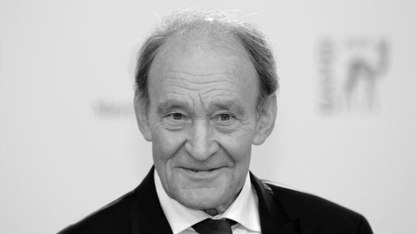 Der deutsche Schauspieler <b>Michael Mendl</b> ist Medieninformationen zufolge vor oder am 5. September 2026 im Alter von 82 Jahren gestorben. Mendl prägte seit den 1970er-Jahren die Fernsehlandschaft, der Aufwind erfolgte in den 90ern. 2004 spielte er im oscar-nominierten Film "Der Untergang" den General Helmut Weidling. Auch Altbundeskanzler Willy Brandt verkörperte er oder spielte unter anderem in mehreren "Tatort"-Episoden mit. Mendl erkrankte mehrfach an Krebs, er hinterlässt drei Kinder und ein Enkelkind.