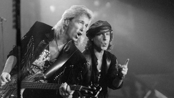 Der ehemalige Bassist Francis Buchholz (links) von der Rockband Scorpions ist im Alter von 71 Jahren gestorben. "Unsere Herzen sind gebrochen", hieß es in einem Beitrag auf Facebook. Der erfolgreiche Musiker starb am 22. Januar in Folge einer Krebserkrankung.