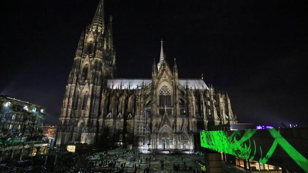 Der Start ins das Jahr 2016 war in wenig rühmlicher. Die Neujahrnacht geht als "Kölner Silvesternacht" in die Schlagzeilen ein. Hunderte Frauen werden in dieser Nacht Opfer von sexuellen Übergriffen. Viele der Täter haben eine Migrationsgeschichte. Die Nacht markiert für viele auch einen Wendepunkt in der deutschen Willkommenskultur.