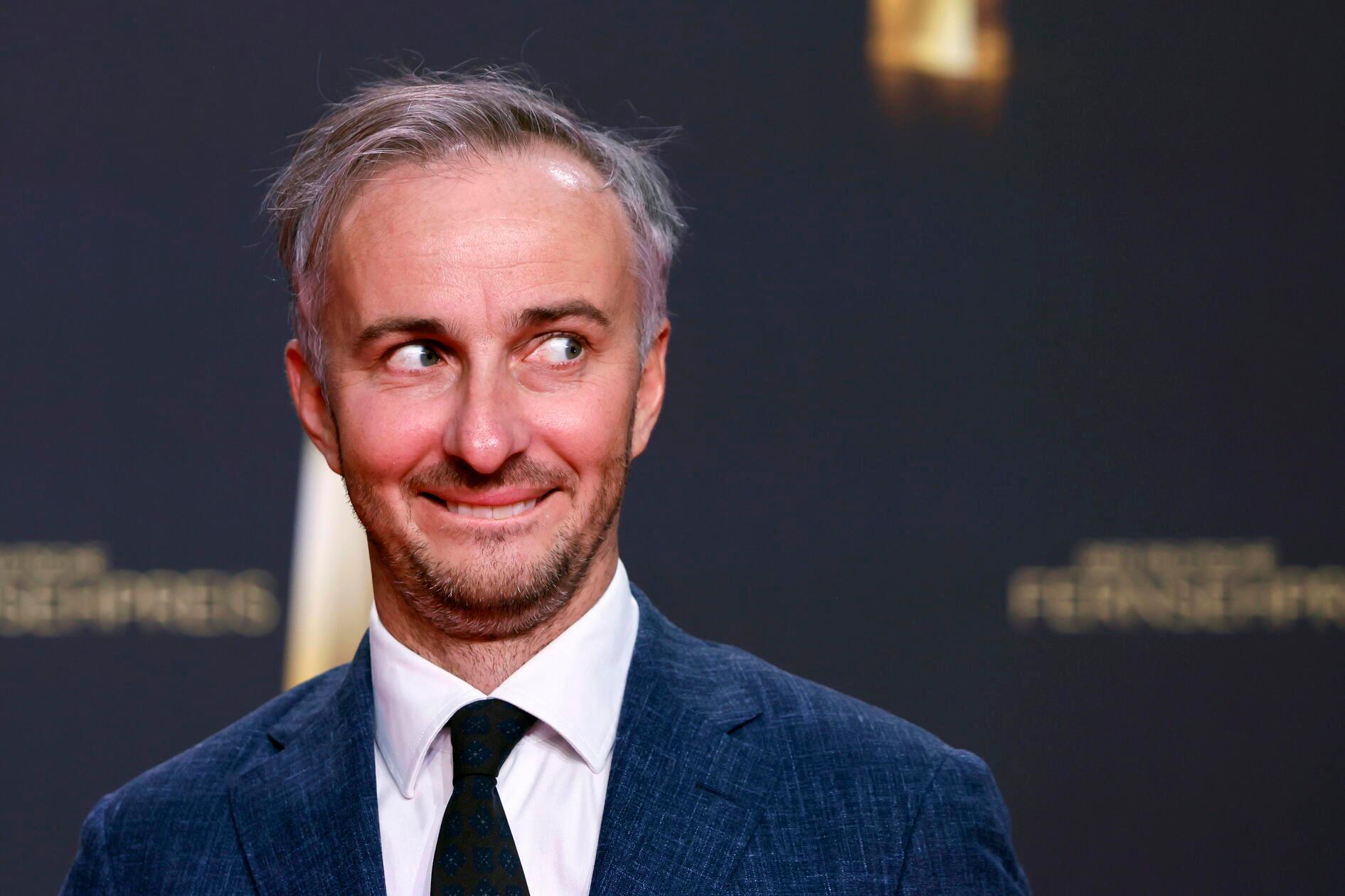 Am 31. März sendet ZDFneo eine Folge des Neo Magazin Royale mit Jan Böhmermann. Der Satiriker trägt darin ein Gedicht vor. Es geht um den türkischen Präsidenten Recep Tayyip Erdoğan. Böhmermann liest Sätze vor, wie "am liebsten mag er Ziegen ficken". Das Gedicht nennt er "Schmähkritik". Im Nachgang ist die Aufregung riesig. Es gab Ermittlungen gegen Böhmermann wegen Majestätsbeleidigung.