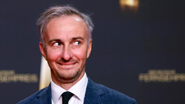 Am 31. März sendet ZDFneo eine Folge des Neo Magazin Royale mit Jan Böhmermann. Der Satiriker trägt darin ein Gedicht vor. Es geht um den türkischen Präsidenten Recep Tayyip Erdoğan. Böhmermann liest Sätze vor, wie "am liebsten mag er Ziegen ficken". Das Gedicht nennt er "Schmähkritik". Im Nachgang ist die Aufregung riesig. Es gab Ermittlungen gegen Böhmermann wegen Majestätsbeleidigung.