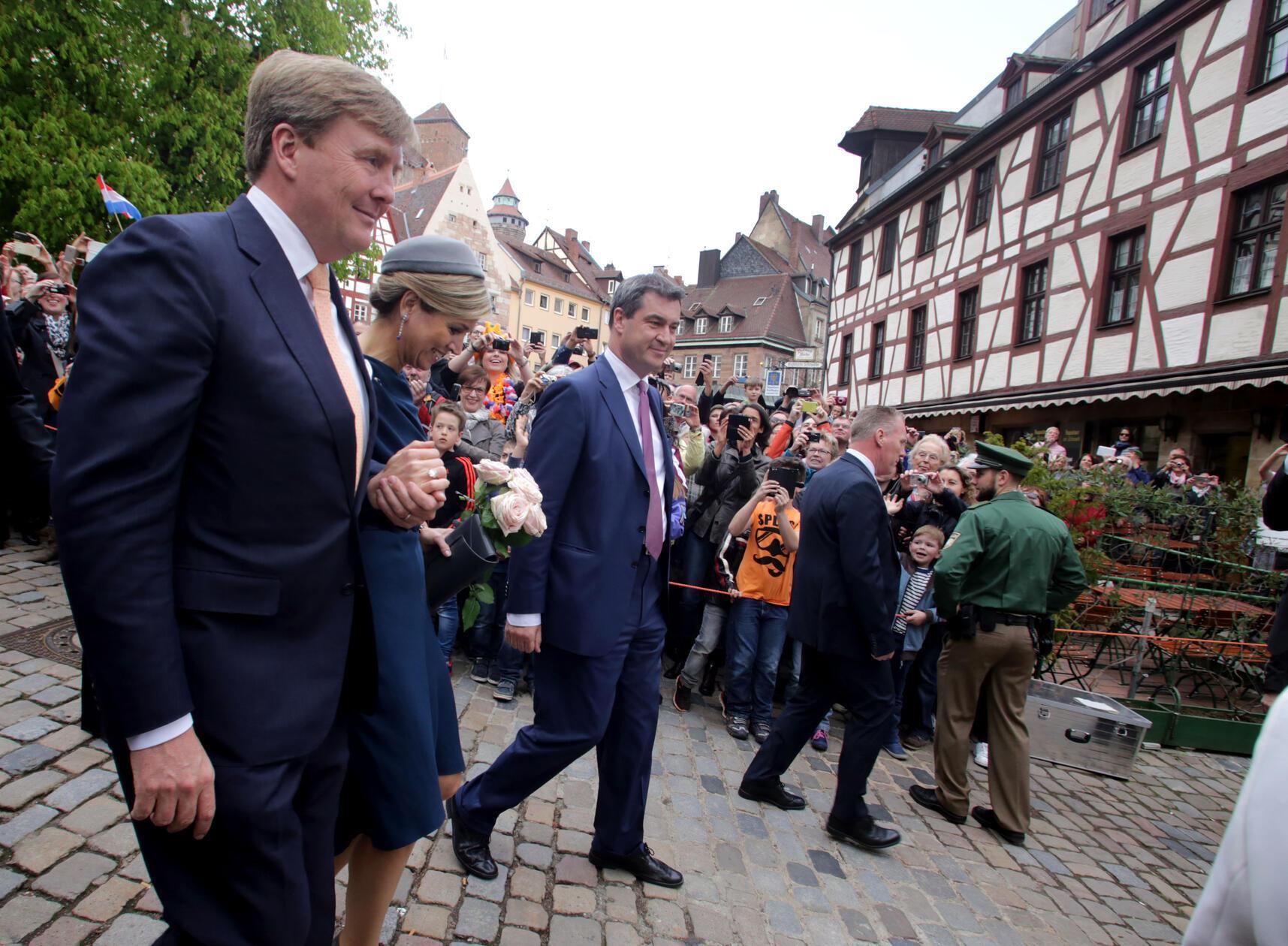 Am 14. April 2016 ist das niederländische Königspaar, Wilhelm-Alexander und Maxima, zu Gast in Nürnberg. Sie besuchen unter anderem den historischen Saal 600 im Nürnberger Justizpalast. An ihrer Seite: Markus Söder, damals noch Finanzminister von Bayern.
