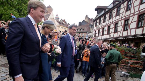 Am 14. April 2016 ist das niederländische Königspaar, Wilhelm-Alexander und Maxima, zu Gast in Nürnberg. Sie besuchen unter anderem den historischen Saal 600 im Nürnberger Justizpalast. An ihrer Seite: Markus Söder, damals noch Finanzminister von Bayern.