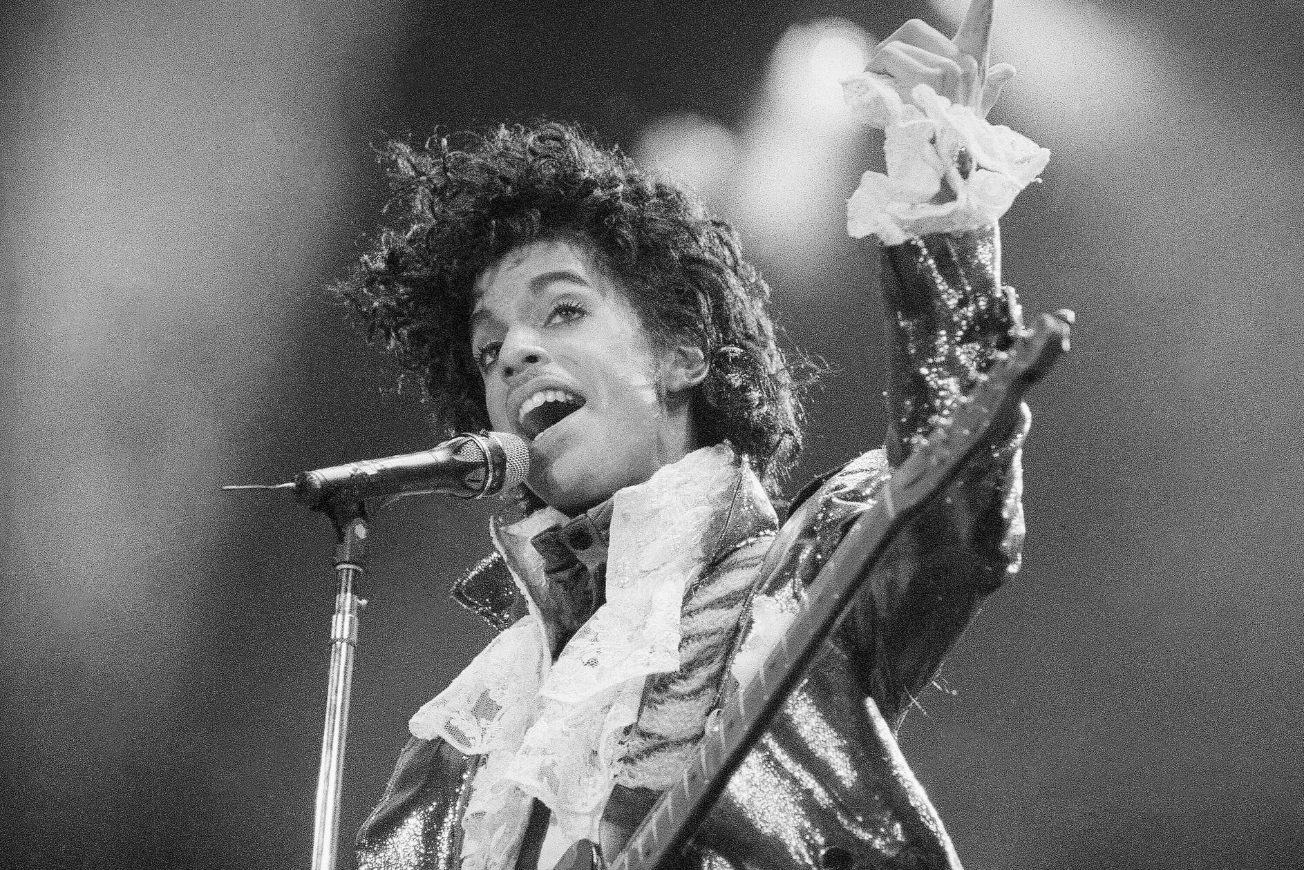 Am 21. April stirbt Sänger Prince an einer Überdosis Schmerzmittel. Er wird in einem Fahrstuhl in seinem Wohnkomplex gefunden. Mit Hits wie "Purple Rain" wurde er weltberühmt.