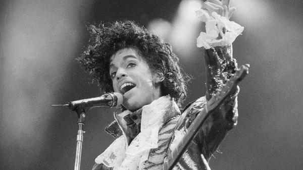 Am 21. April stirbt Sänger Prince an einer Überdosis Schmerzmittel. Er wird in einem Fahrstuhl in seinem Wohnkomplex gefunden. Mit Hits wie "Purple Rain" wurde er weltberühmt.