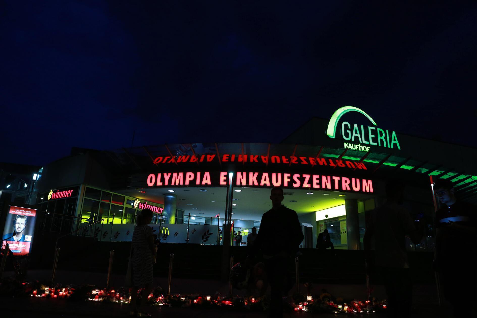 Am 22. Juli erschießt ein 18-Jähriger unweit des Olypia-Einkaufszentrums in München neun Menschen und sich selbst. Später legen Gutachten nahe, dass der Täter aus rassistischen Motiven gehandelt habe.