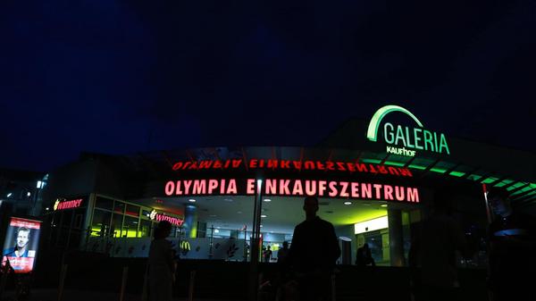 Am 22. Juli erschießt ein 18-Jähriger unweit des Olypia-Einkaufszentrums in München neun Menschen und sich selbst. Später legen Gutachten nahe, dass der Täter aus rassistischen Motiven gehandelt habe.