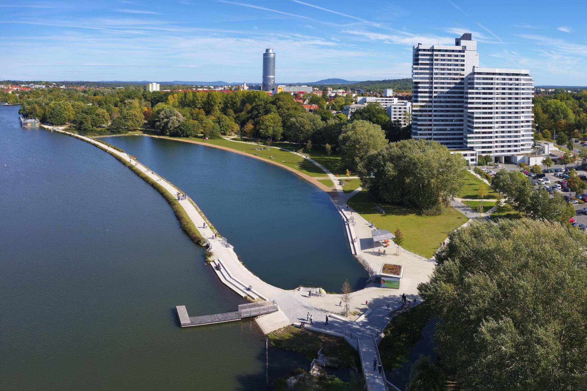 Anfang August öffnen Bayerns Finanzminister Markus Söder und Nürnbergs Oberbürgermeister Ulrich Maly das Schleusentor am Damm, der bis dahin die Norikus Bucht vom Whörder See abtrennt. Damit wird die Bucht gefluchtet. Ende August wagt sich Söder dann sogar zum Schwimmen in die Bucht.