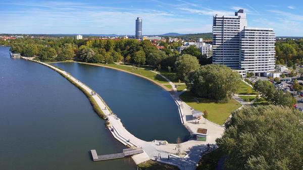 Anfang August öffnen Bayerns Finanzminister Markus Söder und Nürnbergs Oberbürgermeister Ulrich Maly das Schleusentor am Damm, der bis dahin die Norikus Bucht vom Whörder See abtrennt. Damit wird die Bucht gefluchtet. Ende August wagt sich Söder dann sogar zum Schwimmen in die Bucht.
