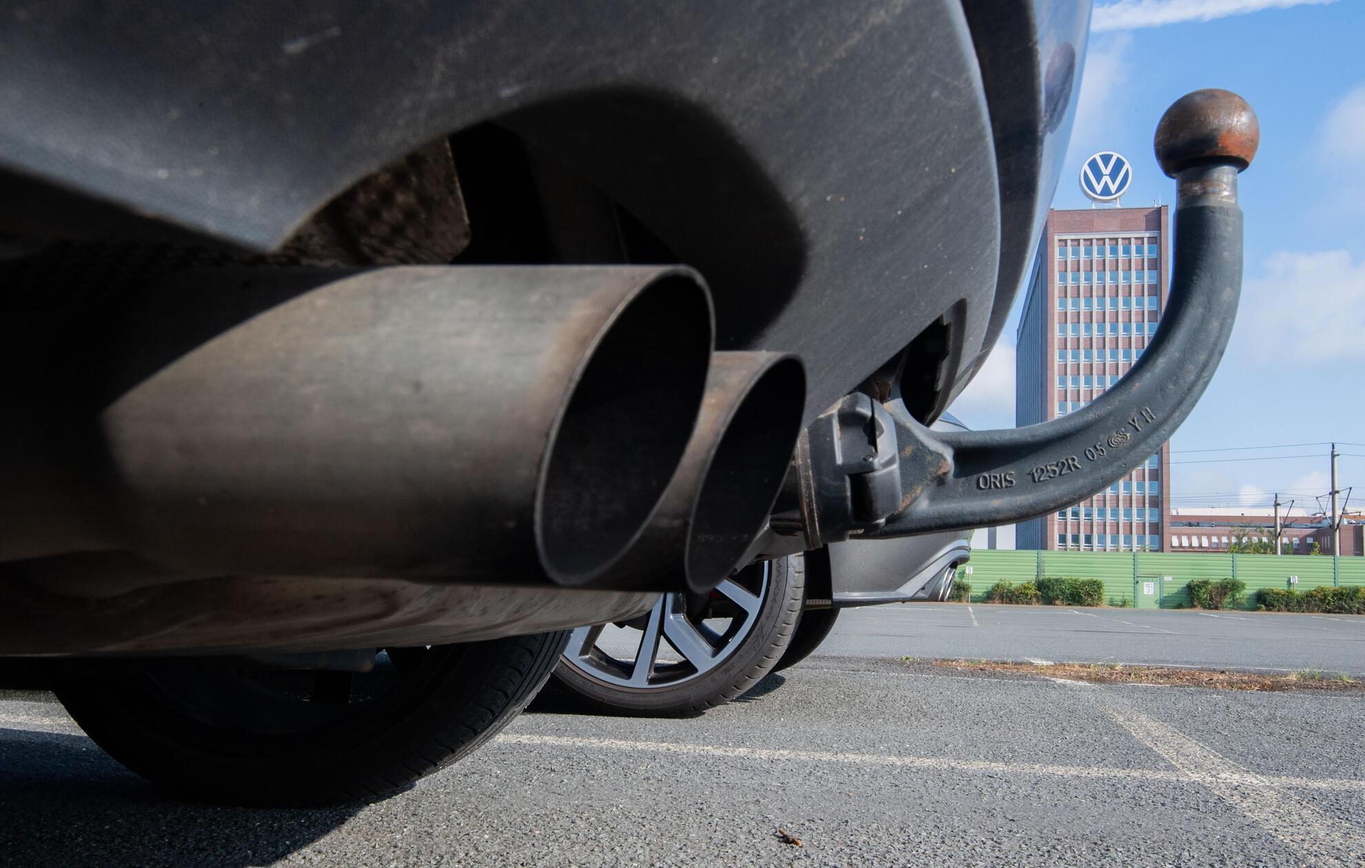 2015 wurde der VW-Abgassknadal öffentlich und stürzte den deutschen Autobauer in eine schwere Krise. Im Oktober 2016 dann gibt es in den USA einen ersten juristischen Durchbruch. Ein Richter gibt die Zustimmung für einen Vergleich, der das Unternehmen bis zu 16,5 Milliarden Dollar kosten könnte. Zum Teil wird VW zum Rückkauf manipulierter Fahrzeuge verpflichtet, zum Teil muss das Unternehmen in einen Umweltfond einbezahlen.