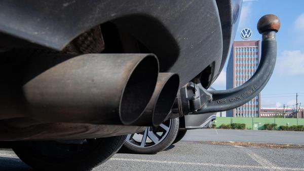 2015 wurde der VW-Abgassknadal öffentlich und stürzte den deutschen Autobauer in eine schwere Krise. Im Oktober 2016 dann gibt es in den USA einen ersten juristischen Durchbruch. Ein Richter gibt die Zustimmung für einen Vergleich, der das Unternehmen bis zu 16,5 Milliarden Dollar kosten könnte. Zum Teil wird VW zum Rückkauf manipulierter Fahrzeuge verpflichtet, zum Teil muss das Unternehmen in einen Umweltfond einbezahlen.