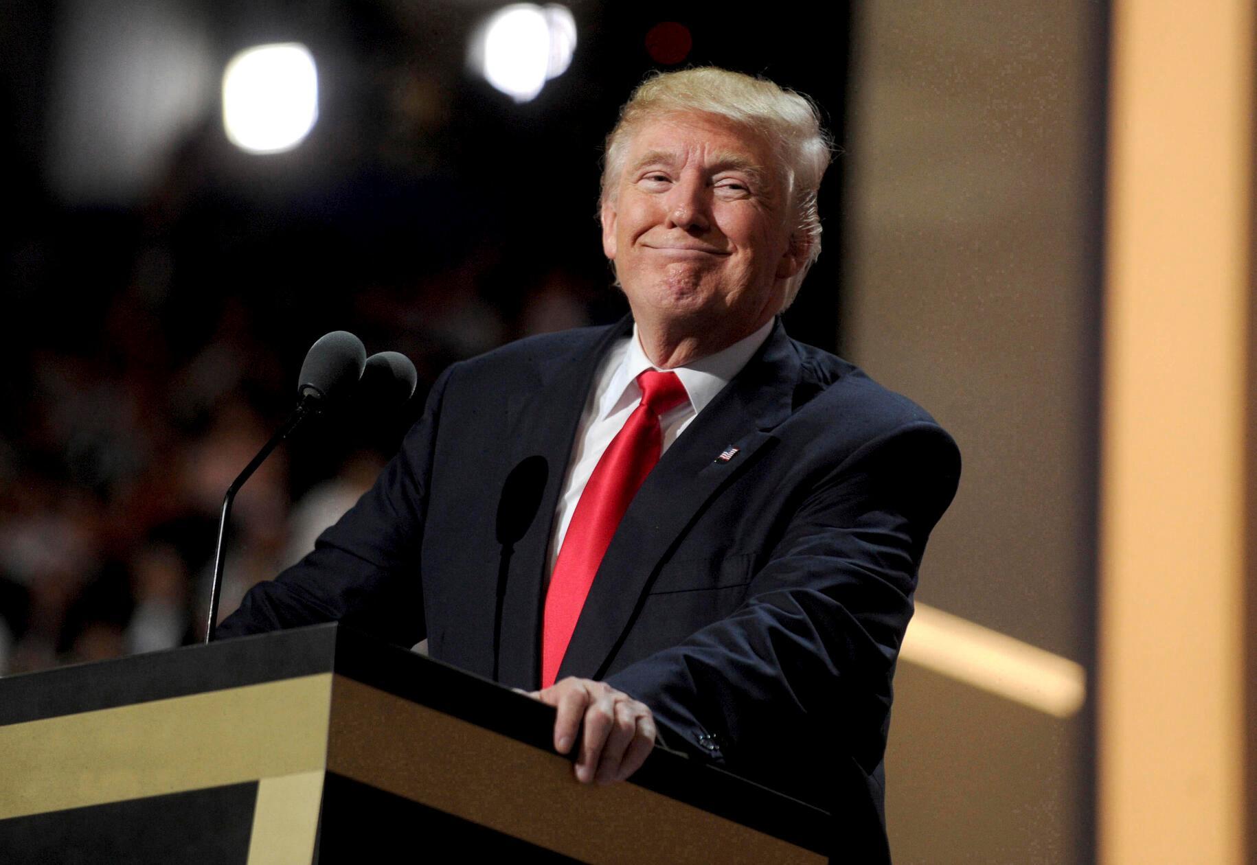 Bei der Wahl des neuen US-Präsidenten am 8. November passiert, was bis zuletzt doch viele für unmöglich gehalten hatten: Immobilienmogul und Unternehmer Donald Trump wird zum 45. Präsidenten der USA gewählt. Vorausgegangen war ein schmutziger Wahlkampf gegen seine Konkurrentin Hillary Clinton.
