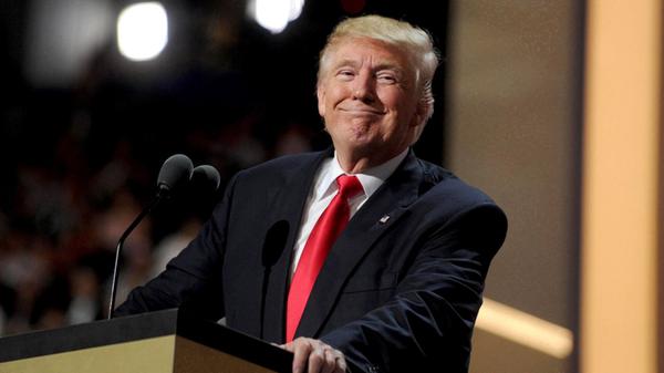 Bei der Wahl des neuen US-Präsidenten am 8. November passiert, was bis zuletzt doch viele für unmöglich gehalten hatten: Immobilienmogul und Unternehmer Donald Trump wird zum 45. Präsidenten der USA gewählt. Vorausgegangen war ein schmutziger Wahlkampf gegen seine Konkurrentin Hillary Clinton.