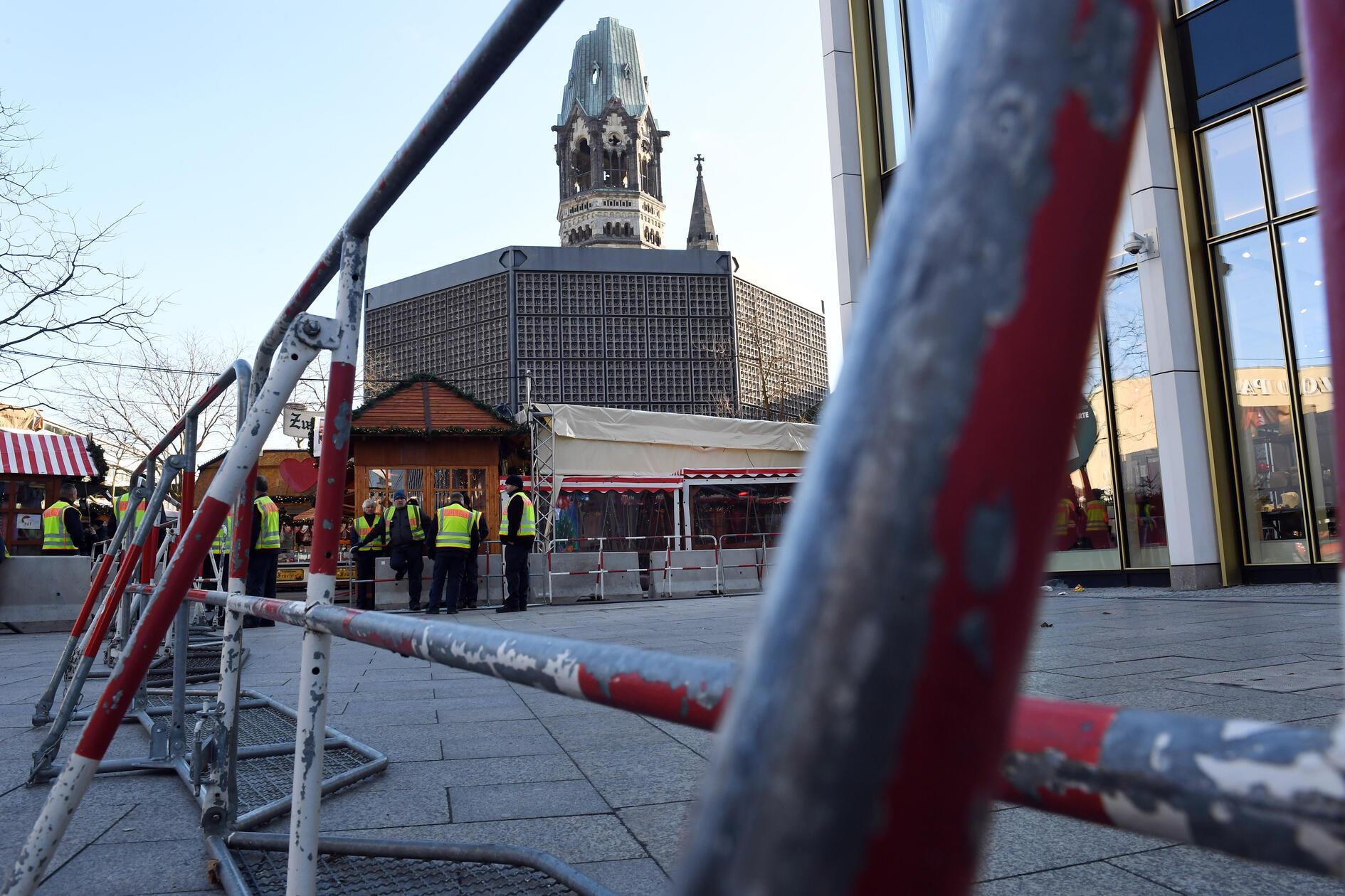 Am 19. Dezember fährt ein Mann mit einem LKW auf den Weihnachtsmarkt auf dem Berliner Breitscheidplatz. Elf Menschen sterben. Zuvor hatte der Täter den Fahrer des LKW erschossen, um diesen zu stehlen. Der Täter kann zunächst fliehen und wird am 23. Dezember bei einer Polizeikontrolle in Italien erschossen. Der sogenannte Islamische Staat reklamiert den Anschlag für sich.