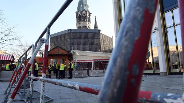 Am 19. Dezember fährt ein Mann mit einem LKW auf den Weihnachtsmarkt auf dem Berliner Breitscheidplatz. Elf Menschen sterben. Zuvor hatte der Täter den Fahrer des LKW erschossen, um diesen zu stehlen. Der Täter kann zunächst fliehen und wird am 23. Dezember bei einer Polizeikontrolle in Italien erschossen. Der sogenannte Islamische Staat reklamiert den Anschlag für sich.