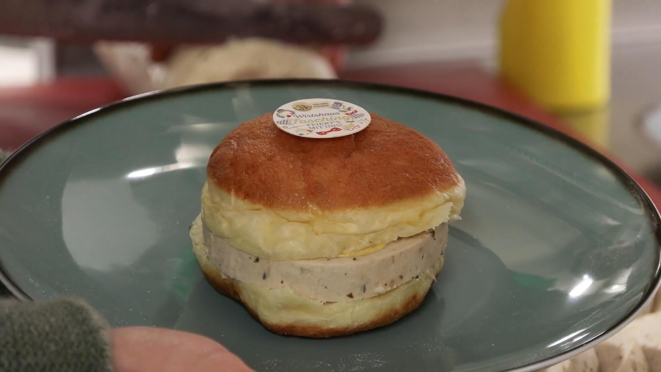 Die Münchner Innenstadtwirte haben mit Blick auf Fasching jüngst einen Weißwurstkrapfen vorgestellt. Der Krapfen wird wie gewohnt ausgebacken, dann aufgeschnitten und mit einer großen Scheibe Weißwurst belegt. Für den Krapfen wird extra eine Wurst in größerem Durchmesser als üblich produziert. Als Soße dient eine Senfmischung.