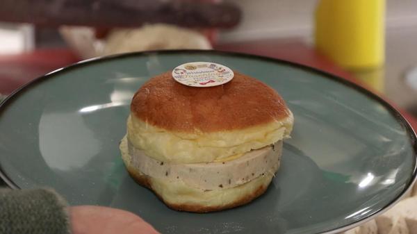 Die Münchner Innenstadtwirte haben mit Blick auf Fasching jüngst einen Weißwurstkrapfen vorgestellt. Der Krapfen wird wie gewohnt ausgebacken, dann aufgeschnitten und mit einer großen Scheibe Weißwurst belegt. Für den Krapfen wird extra eine Wurst in größerem Durchmesser als üblich produziert. Als Soße dient eine Senfmischung.