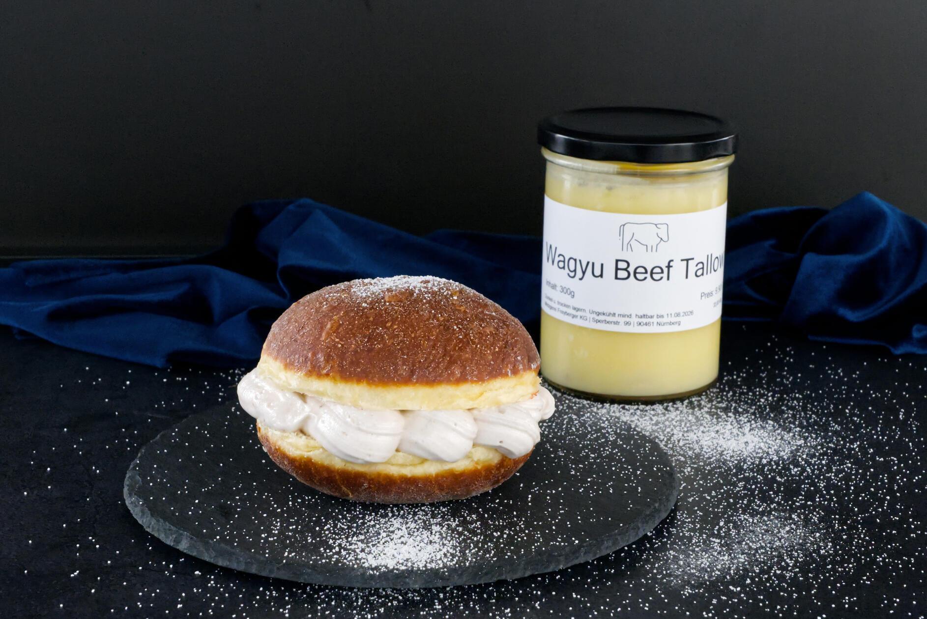 Die Nürnberger Metzgerei Freyberger ist längst bekannt für ausgefallene Kreationen. Im vergangenen Jahr füllte der Metzger das Gebäck mit einer Bacon-Marmelade, dieses Jahr kommt eine Creme aus Wagyufett statt Butter, Erdbeerkonfitüre und Vanillezucker sowie Eiweiß. Im Gegensatz zum vergangenen Jahr ist der Krapfen also süß.