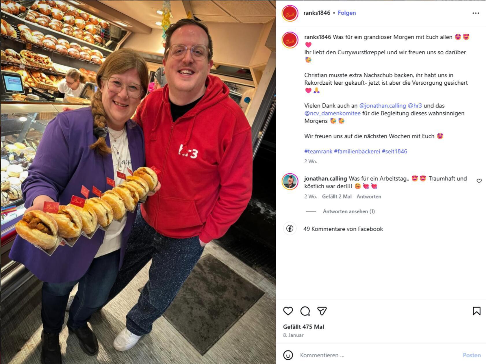 Ganz vorne mit dabei in Sachen außergewöhnliche Krapfen-Füllungen ist die Bäckerei Rank aus dem hessischen Nidda. Im vergangenen Jahr füllten sie ihre Krapfen mit Dönerfleisch, Zwiebeln, Tomate und Salat. Krapfen gefüllt mit Fleischsalat oder Mett gehörten auch schon im Angebot. Auch die aktuelle Saison hat sich die Bäckerei Rank wieder etwas ausgefallenes überlegt: In den Krapfen kommt Currywurst.