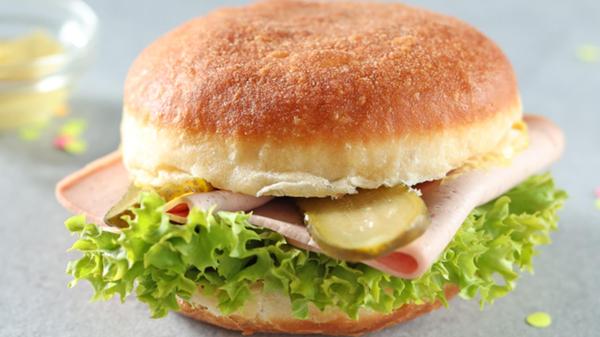 Der Erlanger Bäckerei "Der Beck" präsentierte im vergangenen Jahr ebenfalls herzhaft gefüllte Krapfen in der Auslage, darunter Variationen mit Ei, Fleischsalat oder Leberkäse.