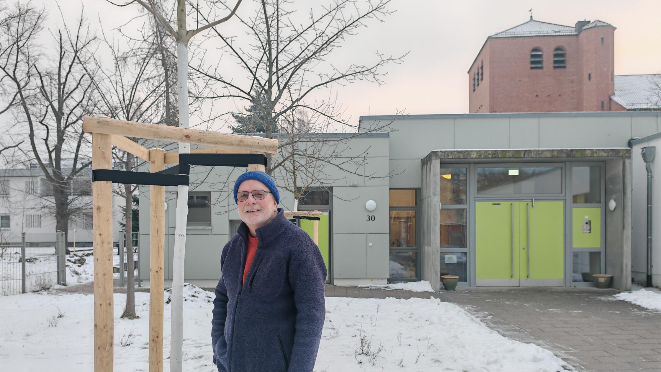 -Einfach-machen-Freiwillige-pflanzen-klimaresistente-B-ume-vor-N-rnberger-S-dstadt-Kita