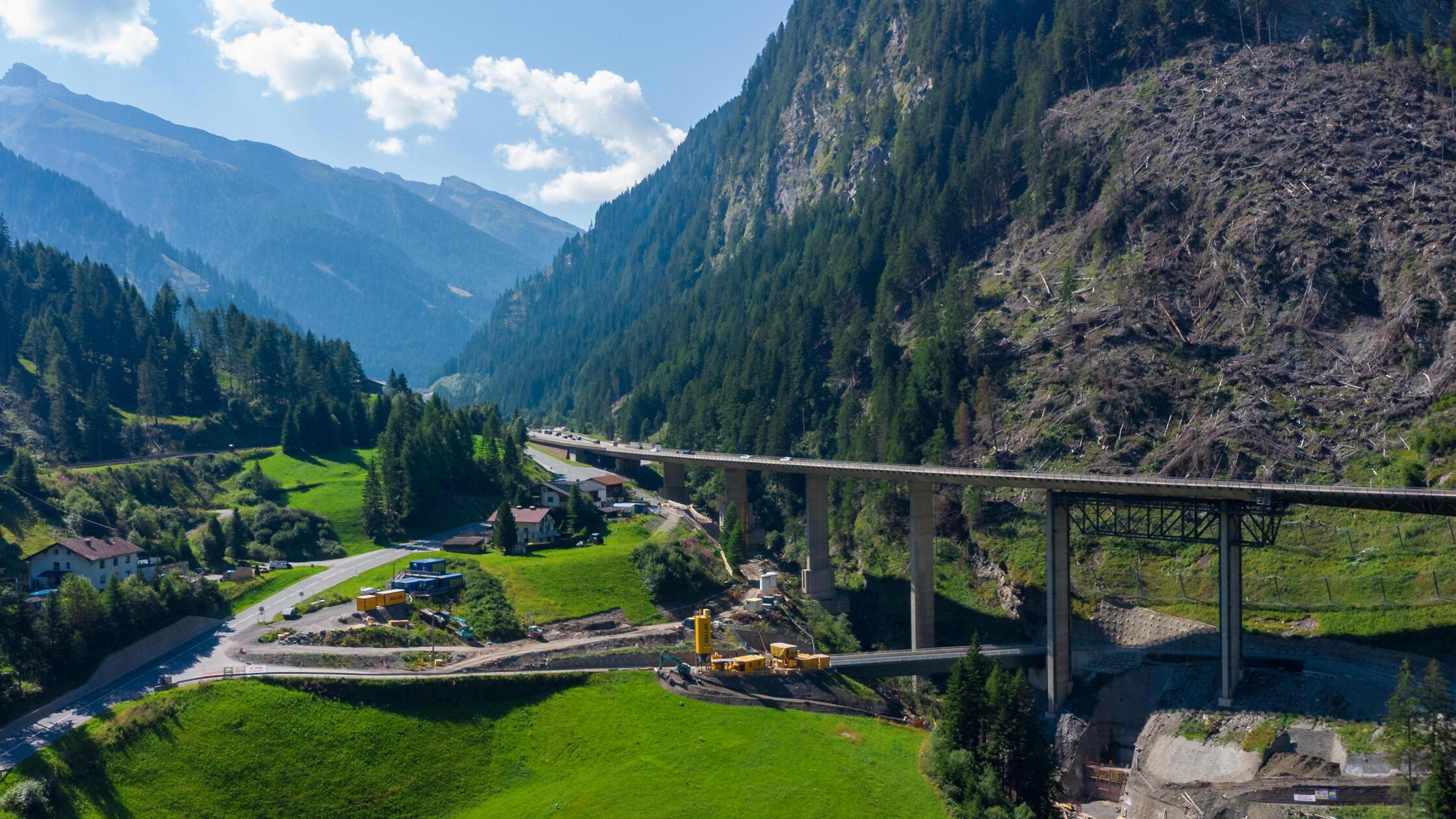 Die Luegbrücke am Brenner spannt sich als Viadukt 