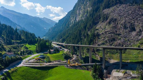 Die Luegbrücke am Brenner spannt sich als Viadukt