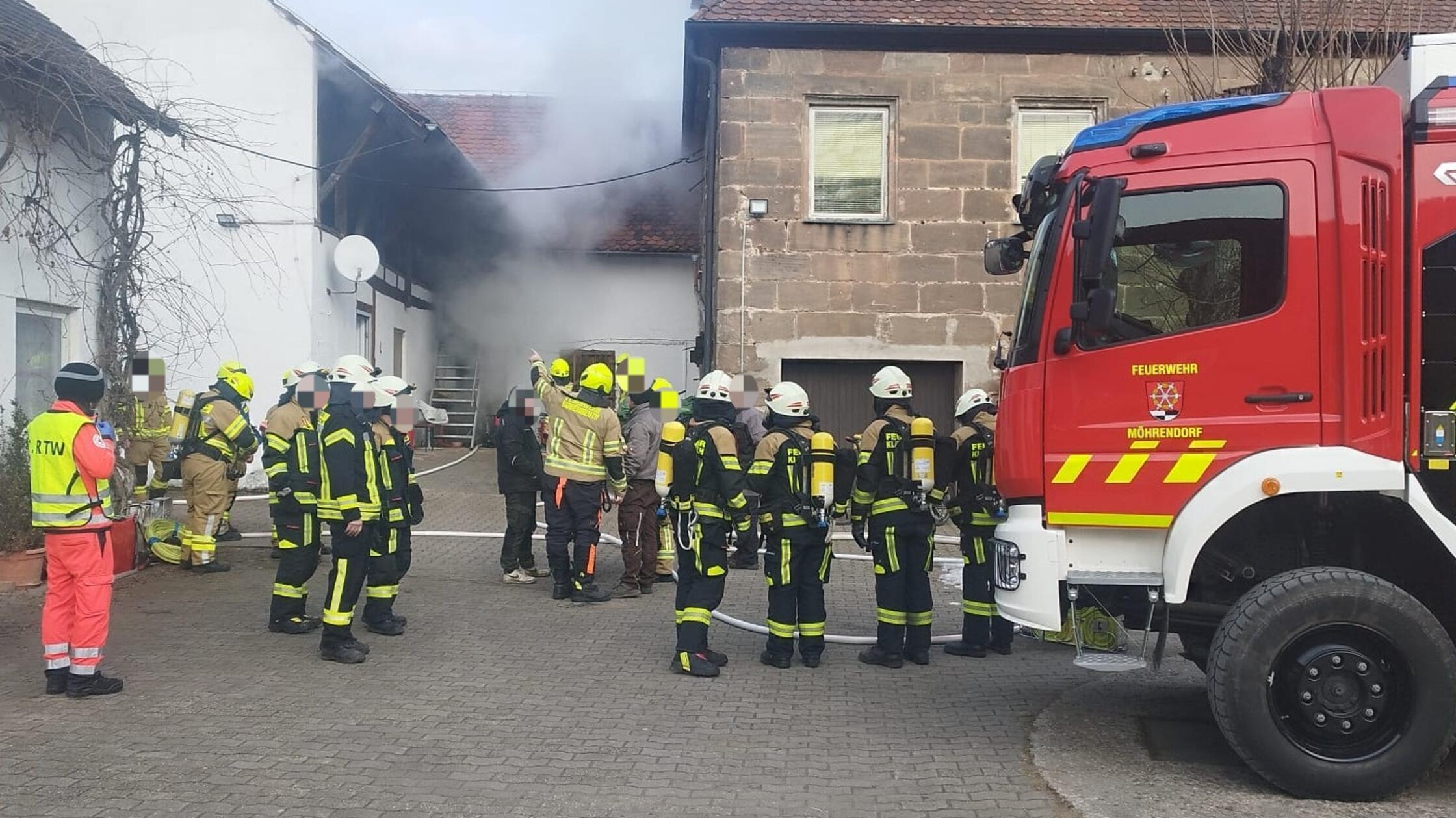 Brand-in-Scheune-in-M-hrendorf-Feuerwehren-aus-Erlanger-Umland-r-cken-zu-Gro-einsatz-aus