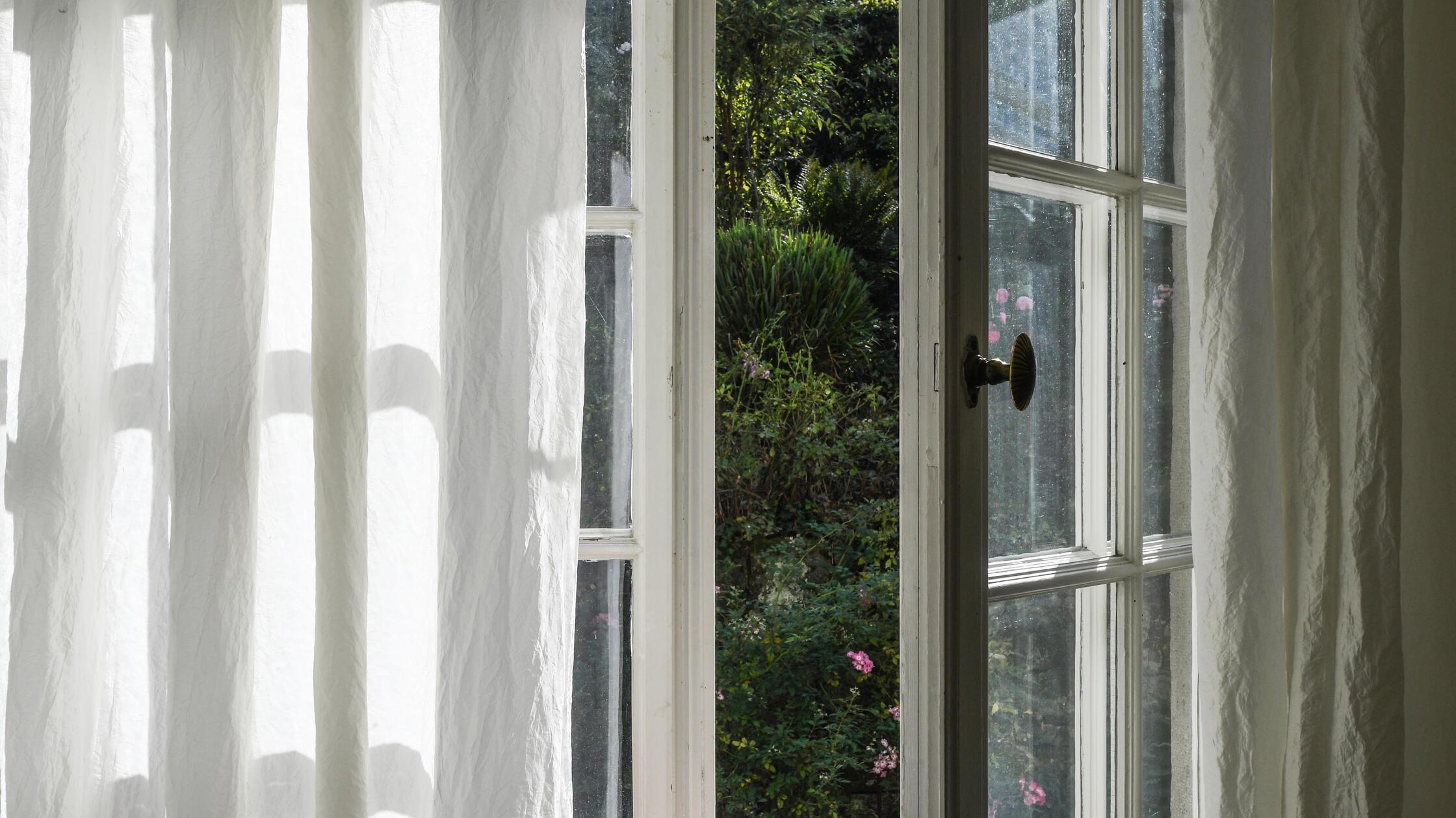 Geoeffnetes Fenster, Luftaustausch, Innenraum, Aer