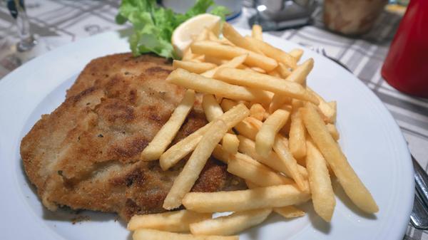 Wiener Schnitzel mit Pommesw frites in einem Gasth