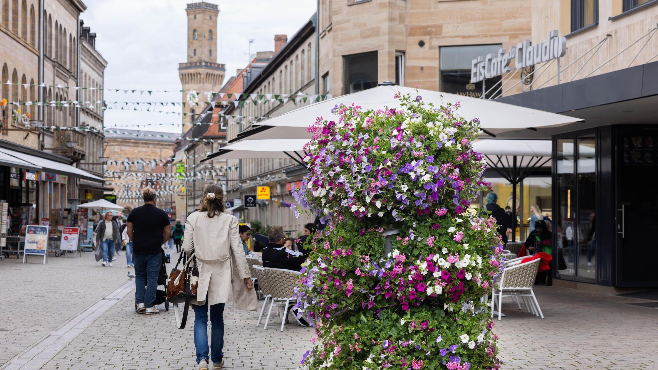 Blumenschmuck in der Fußgängerzone und vor dem Rat