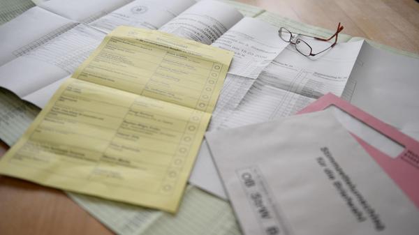 Am Küchentisch einer Wohnung liegen die Briefwahlu