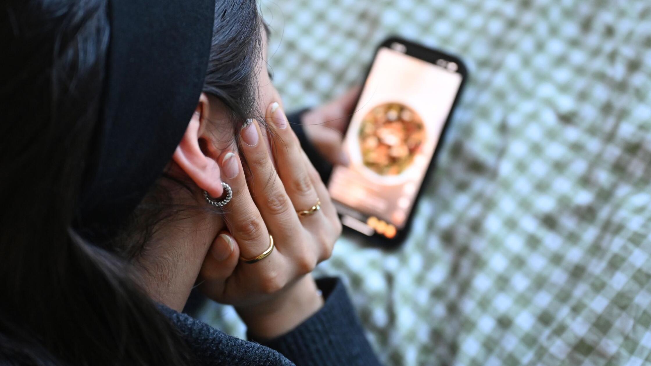 https://images.nordbayern.de/image/contentid/policy:1.14981571:1769321020/Eine_Jugendliche_liegt_mit_dem_Smartphone_in_der_H.jpg?%24p%24f%24h%24m%24w=a1382d1&f=16%3A9&h=338&m=FIT&w=600