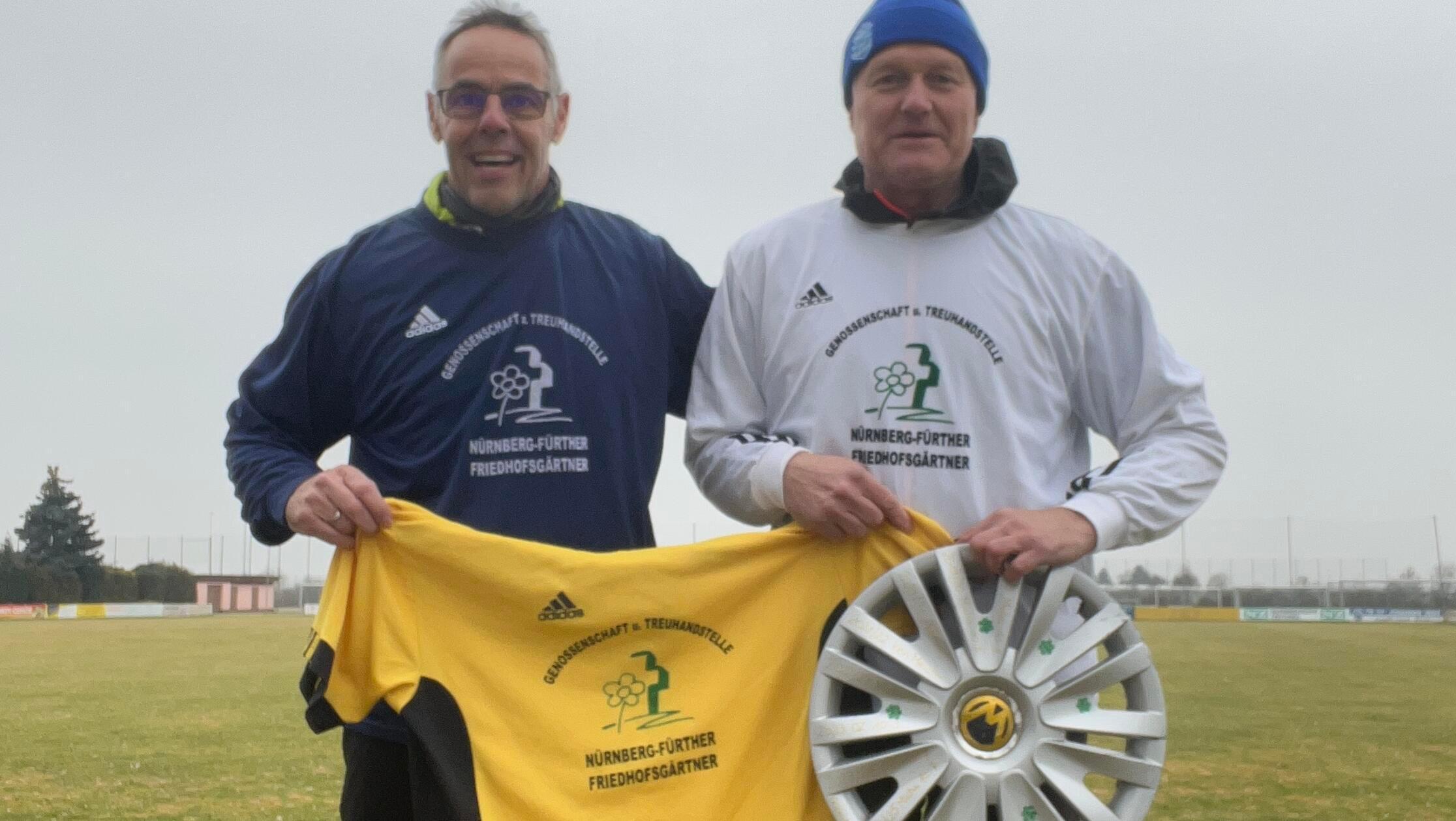 Spielvereinigung Legende Oliver Zettl und 88er Urgestein Michael Stiegler stellen die Trikotvariationen ihrer Alten Herrenmannschaft vor, die aufgrund von Überalterung an keinem regulären Spielbetrieb mehr teilnimmt. Um aber im Rhythmus zu bleiben, duellieren sich die beiden Freunde neben dem Dienstagstraining seit fast acht Jahren jeden Sonntag um 9.30 Uhr beim TB 1888. Die Meisterschale, gefertigt aus einer gebrauchten Radkappe, darf ebenso wenig fehlen, wie der hochwertige und 25 Jahre alte Trikotsatz. Als Werbeträger und Sponsor sei die Genossenschaft der Nürnberger und Fürther Friedhofsgärtner genannt. Oliver Zettls Statement dazu: „Das Sonntagstraining ist sicherlich ein Highlight meiner jüngeren Vergangenheit und langsam endenden Karriere. Nichtsdestotrotz ist es schön, im fortgeschrittenen Alter mit Micha einen zuverlässigen und starken Trainingskameraden sowie mit der Genossenschaft einen kompetenten Partner an meiner Seite zu haben.“ - 73 Stimmen