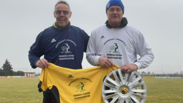 Spielvereinigung Legende Oliver Zettl und 88er Urgestein Michael Stiegler stellen die Trikotvariationen ihrer Alten Herrenmannschaft vor, die aufgrund von Überalterung an keinem regulären Spielbetrieb mehr teilnimmt. Um aber im Rhythmus zu bleiben, duellieren sich die beiden Freunde neben dem Dienstagstraining seit fast acht Jahren jeden Sonntag um 9.30 Uhr beim TB 1888. Die Meisterschale, gefertigt aus einer gebrauchten Radkappe, darf ebenso wenig fehlen, wie der hochwertige und 25 Jahre alte Trikotsatz. Als Werbeträger und Sponsor sei die Genossenschaft der Nürnberger und Fürther Friedhofsgärtner genannt. Oliver Zettls Statement dazu: „Das Sonntagstraining ist sicherlich ein Highlight meiner jüngeren Vergangenheit und langsam endenden Karriere. Nichtsdestotrotz ist es schön, im fortgeschrittenen Alter mit Micha einen zuverlässigen und starken Trainingskameraden sowie mit der Genossenschaft einen kompetenten Partner an meiner Seite zu haben.“ - 73 Stimmen