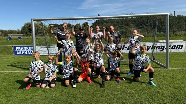 Die Trikots der E-Jugend des TSV Rittersbach haben eine schöne Geschichte: Der TSV ist ein kleiner Dorfverein, in den zurückliegenden Jahren gab es dort keine eigene Jugendarbeit mehr. Eine Handvoll Trainer und Betreuer aber wollte das ändern. Seit einigen Monaten gibt es nun die Rittersbacher Zebras (U7 bis U11, die U13 ist Teil der JFG Hopfenland). Die Rittersbacher haben sich natürlich auch die entsprechenden Trikots zugelegt - stilecht im Zebralook und in den Vereinsfarben Schwarz und Weiß. Weil Zebras bekanntlich Herdentiere sind, werden neben dem Spielbetrieb auch viele weitere Aktivitäten (u.a. Zeltlager, Faschingsfeier, Halloween-Party, Ausflug als Einlaufkinder zum Club...) organisiert, die sehr gut angenommen werden. - 5 Stimmen