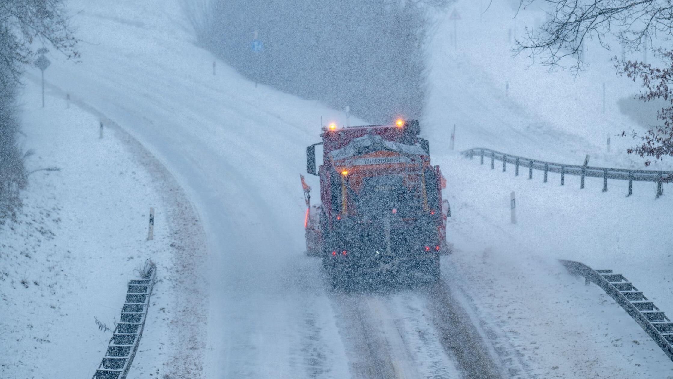 Ein Räumfahrzeug ist bei Schneetreiben auf der Bun