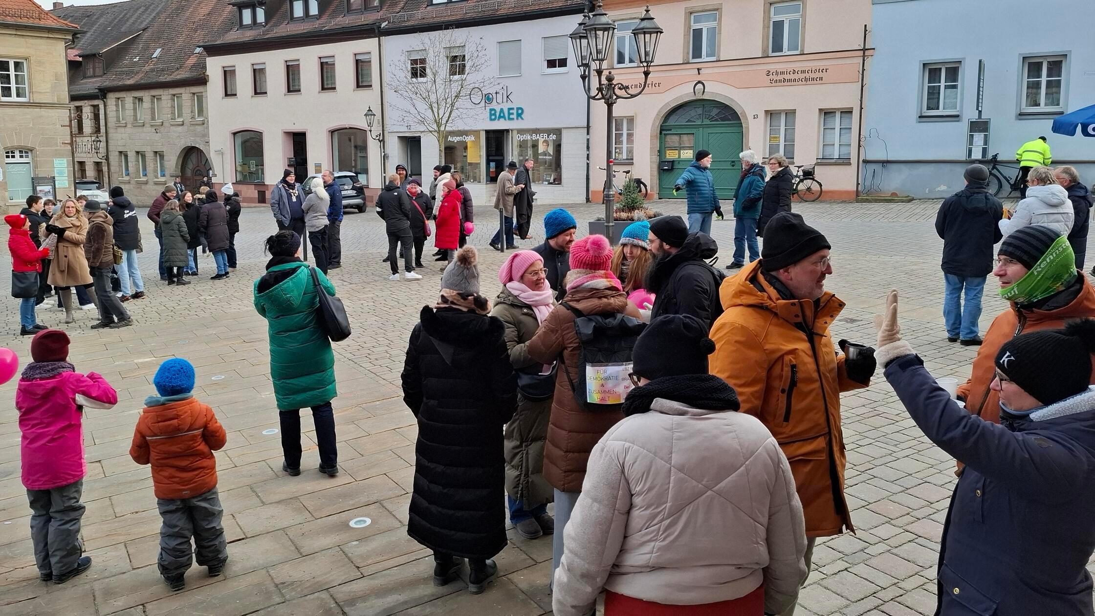 Menschenketten-B-rger-setzen-im-Landkreis-F-rth-Zeichen-f-r-Vielfalt