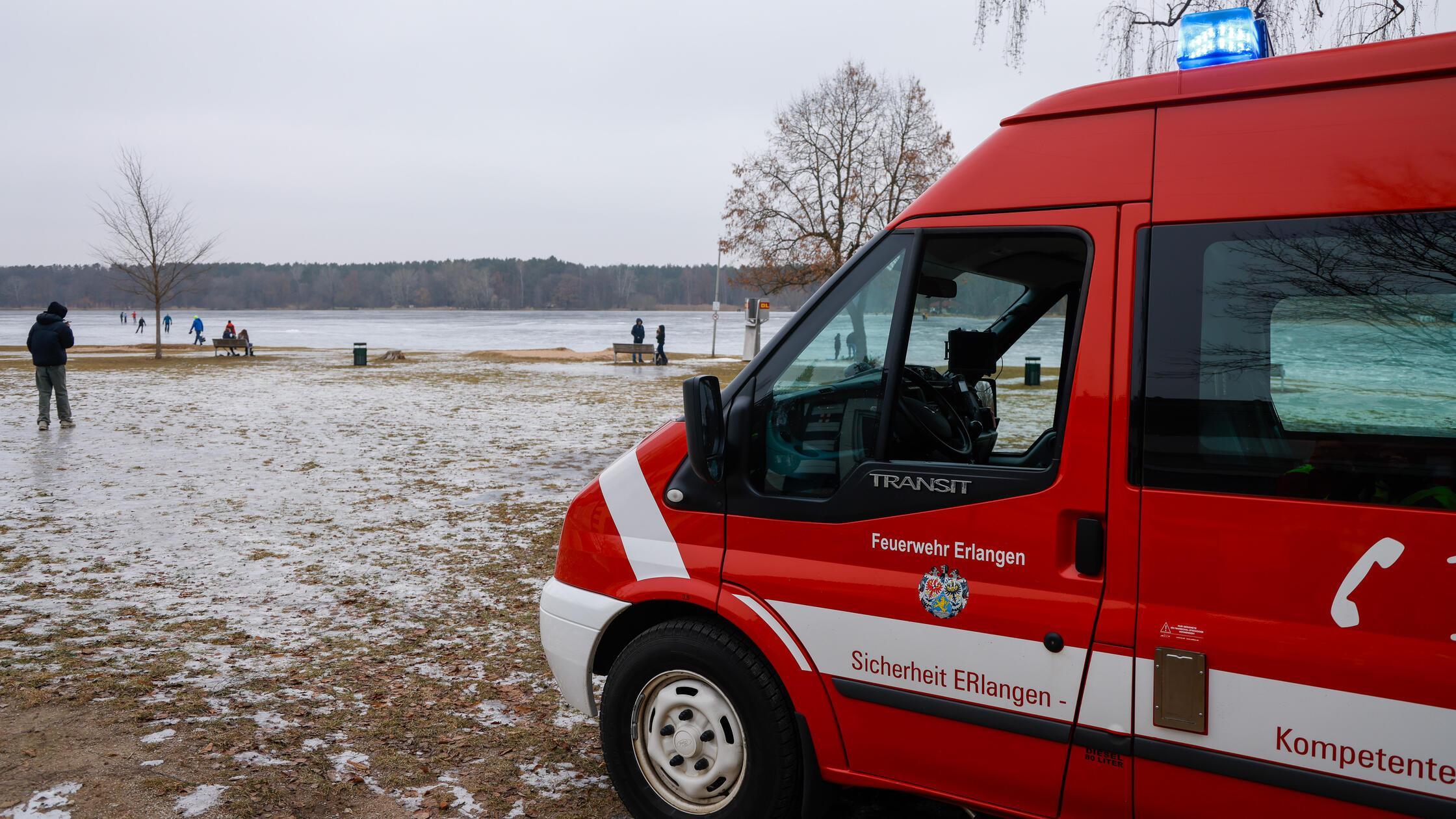 Gef-hrliche-Eisfl-chen-in-Erlangen-Dramatische-Rettungsaktion-am-Dechsendorfer-Weiher