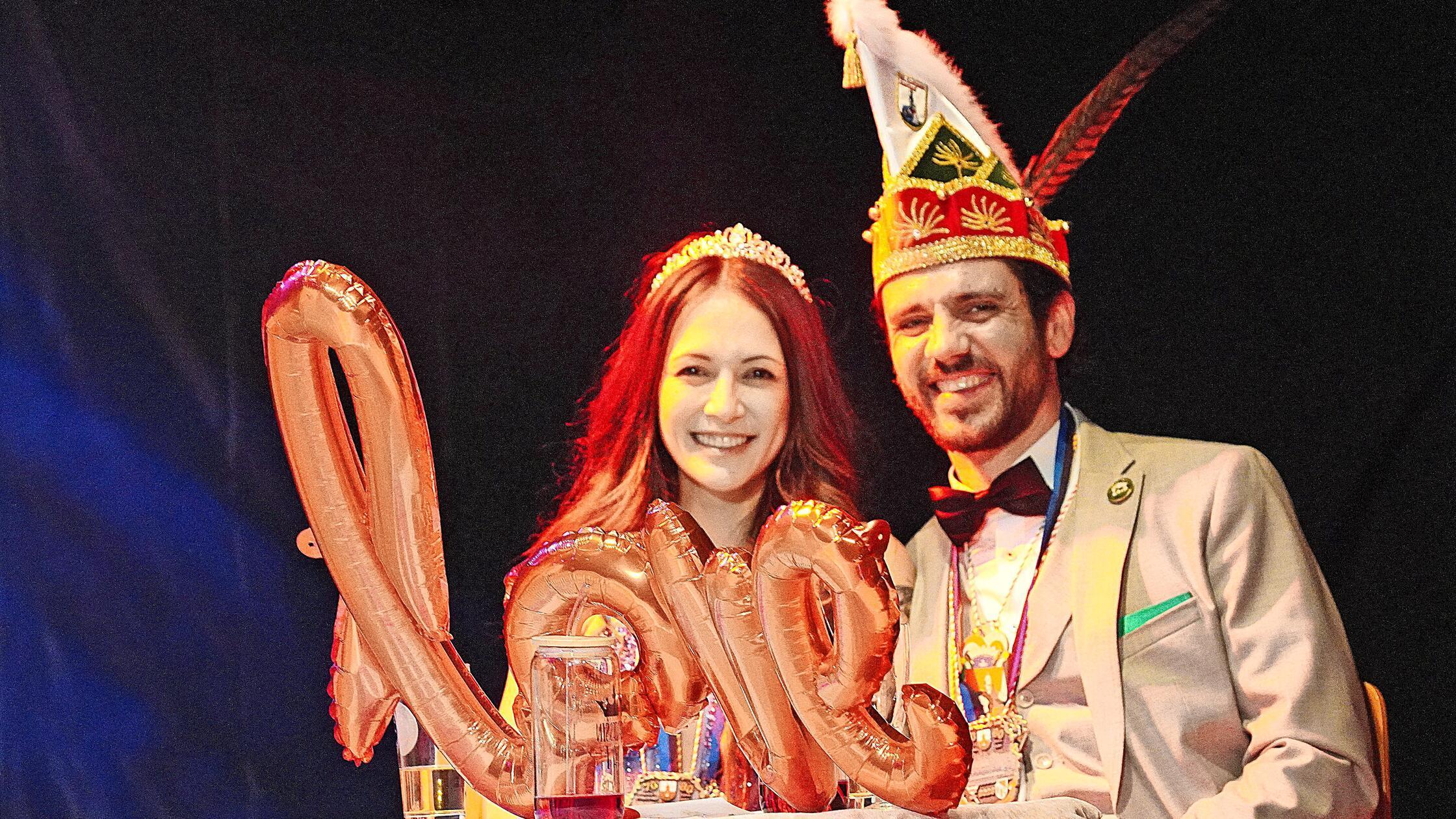 Auerbacher-verteilen-bei-ihrer-ersten-Prunksitzung-im-Kolpingsaal-auch-politische-Spitzen