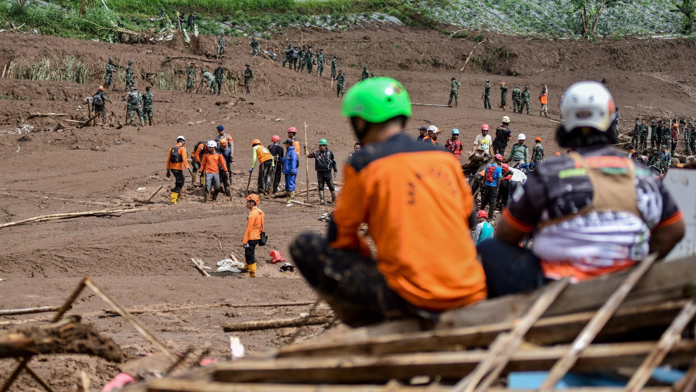 Nach-Erdrutsch-in-Indonesien-Mehr-Opfer-entdeckt