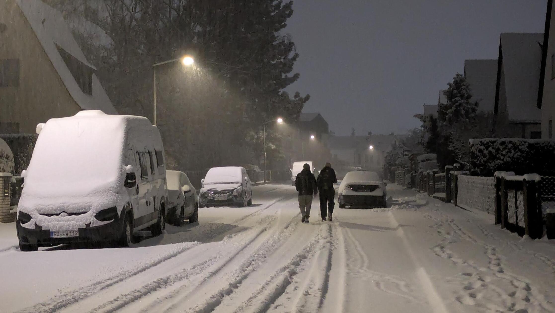 Schöne Motive und reichlich Arbeit auf den Straßen: Viel Neuschnee ist in den Abendstunden in Fürth gefallen.