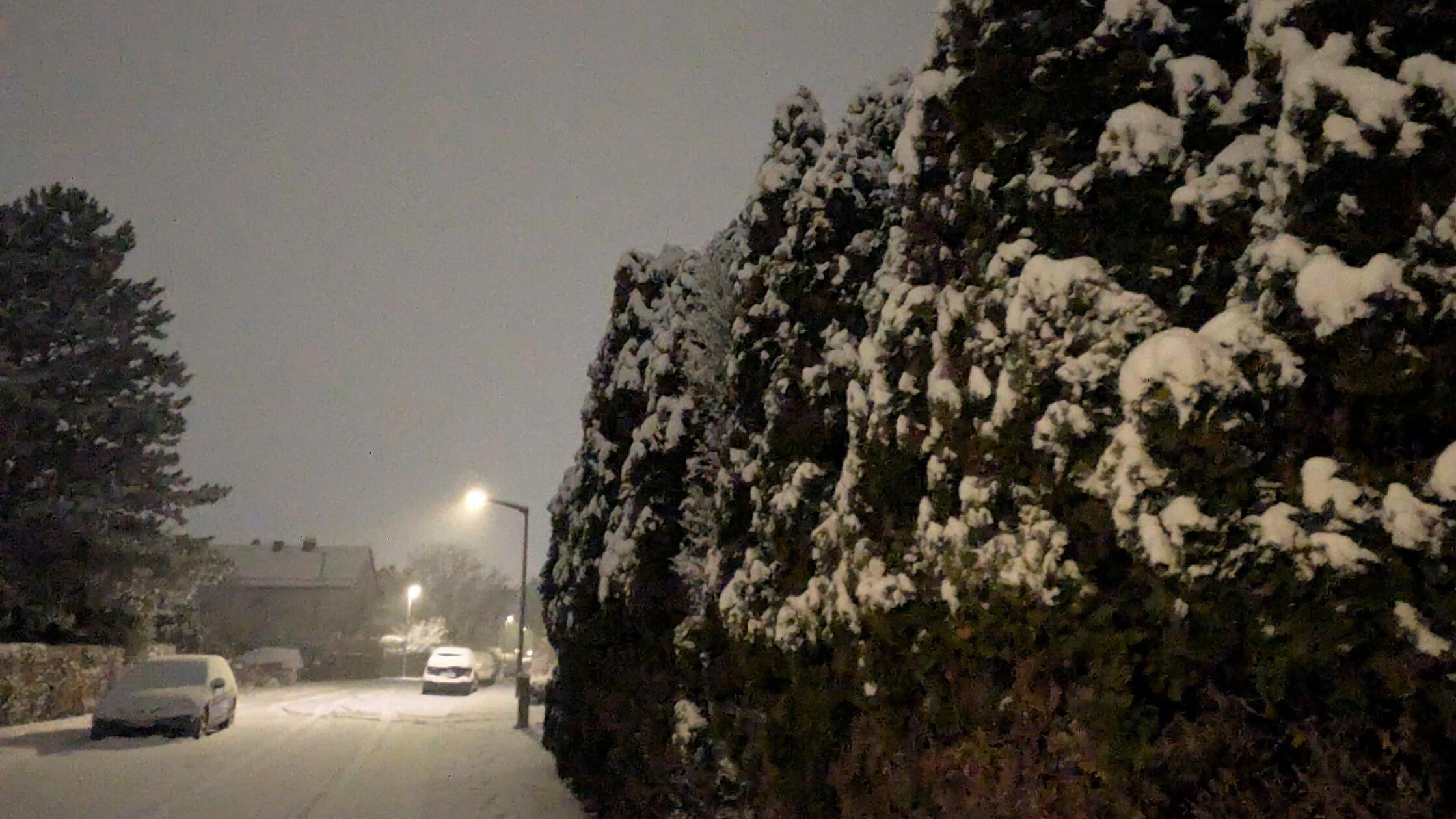 Schöne Motive und reichlich Arbeit auf den Straßen: Viel Neuschnee ist in den Abendstunden in Fürth gefallen.