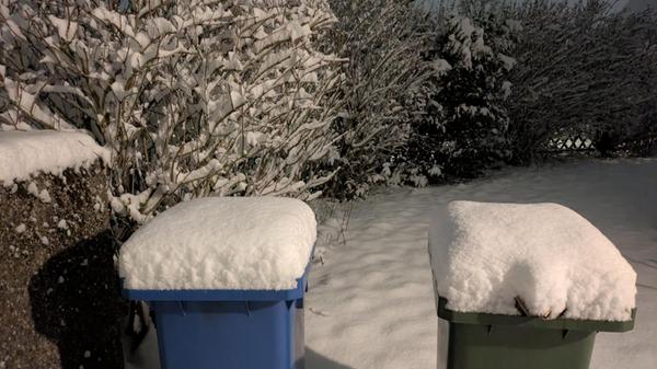 Schöne Motive und reichlich Arbeit auf den Straßen: Viel Neuschnee ist in den Abendstunden in Fürth gefallen.
