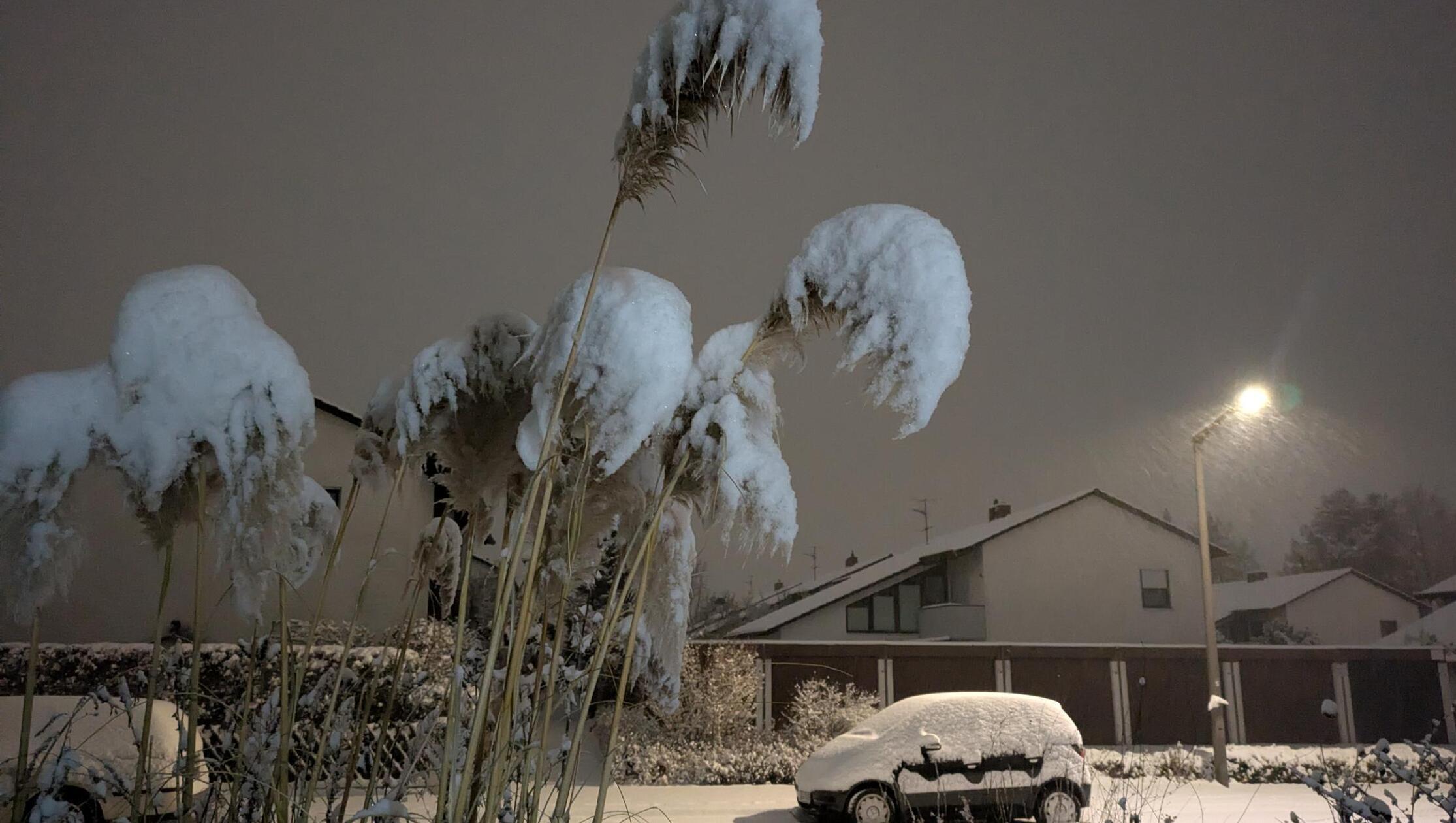Schöne Motive und reichlich Arbeit auf den Straßen: Viel Neuschnee ist in den Abendstunden in Fürth gefallen.