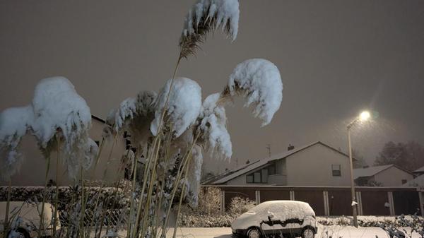 Schöne Motive und reichlich Arbeit auf den Straßen: Viel Neuschnee ist in den Abendstunden in Fürth gefallen.