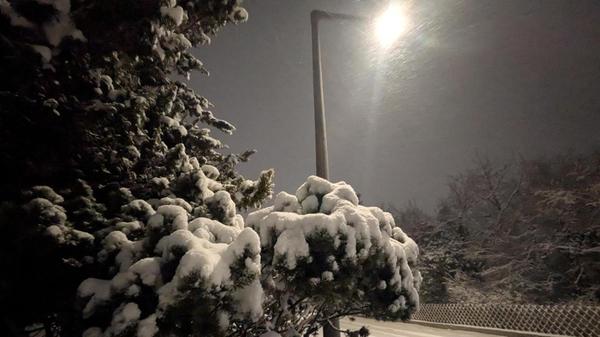 Schöne Motive und reichlich Arbeit auf den Straßen: Viel Neuschnee ist in den Abendstunden in Fürth gefallen.